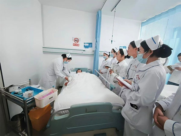 <strong>规范查房提质效 中医护理显特色 ——我院圆满完成护理业务查房展示活动</strong>